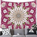 Arazzo mandala geometrico magenta e verde sopra un divano moderno in una stanza calda - 150x100cm (Tessuto Pelle di Pesca) / Stile 2 (Magenta/Verde Erba)