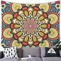 Arazzo mandala geometrico colorato sopra un divano grigio in un ambiente accogliente - Pelle di Pesca (Pelle di Pesca) / 150x100 / Stile Mandala 1 (1)