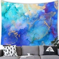Detailansicht eines großen Aquarell-Wandteppichs mit goldenen Marmormustern über Sofa - Blau Cyan Violett Tuschmalerei (15) / 100cmx70cm