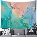 Detailansicht eines modernen abstrakten Aquarell-Wandteppichs über einem Sofa im Wohnzimmer - Seeblau Rosa Treibsand Marmor (9) / 100cmx70cm
