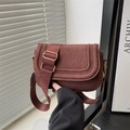 Borsa a tracolla in pelle scamosciata marrone con ampia tracolla in nylon e dettagli dorati - Scamosciato Marrone
