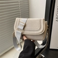 Elegante borsa a tracolla beige con ampia tracolla in tessuto e cuciture a forma di U - Bianco Scamosciato