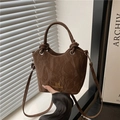 Braune glänzende Eimertasche mit Knitteroptik und goldenem Logo für Damenmode - Braun