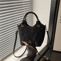 Trendige schwarze Beuteltasche mit Faltentextur, Goldlogo und abnehmbarem Gurt - Schwarz