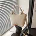 Cremeweiße Eimertasche mit Kordelgriff und markanten Metallschnallen-Akzenten - Weiß