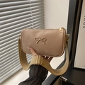 Elegante bolso cuadrado beige con hebilla de lazo dorado y correa de tela ancha ajustable - Caqui