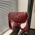 Bolso bandolera rojo oscuro con lazo dorado y correa de tela ancha de diseño moderno - Rojo