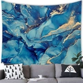 Moderner Wandteppich mit blau-goldener Marmorierung über einem grauen Sofa im Wohnzimmer - Blau Gold Marmor (5) / 100cmx70cm