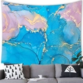 Abstrakter Wandteppich in Blau und Gold über einem grauen Sofa in einem modernen Wohnzimmer - Himmelblau Helllila Goldrand Fluid Marmor (8) / 100cmx70cm
