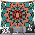 Detail eines großen blaugrünen Mandala-Wandteppichs über einem grauen Sofa im Wohnzimmer - Mandala-Stil (6) / Medium Pfirsichhaut