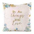 Detail eines Kissenbezugs mit blauen Aquarellblumen und Do All Things With Love Aufdruck - 45x45cm / Inspirierender Slogan Love Stil (4)