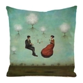 Détail de la housse de coussin d'art surréaliste avec figures peintes sur soie synthétique - Couple buvant du Thé dans les Nuages (10)