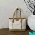 Detail van minimalistische canvas tas met bruine kunstleren bies op houten ondergrond - Khaki