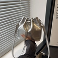 Bolso cubo plateado metálico para mujer con cordón de cadena y correa ajustable cómoda - Plateado