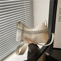 Bolso de media luna de cuero PU blanco minimalista con cadena decorativa plateada - Blanco
