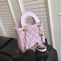 Sac à main matelassé rose avec finition en cuir brillant et détails dorés dorés - Avec Pendentif / Rose