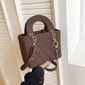 Sac à main marron matelassé à losanges avec poignée ronde et pendentif doré - Avec Pendentif / Marron