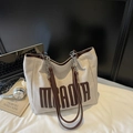 Bolso tote grande de lona beige con correa de cadena y estampado MADAR para el trabajo - Marrón