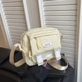 Bolso bandolera de nylon amarillo pálido con bolsillo de rejilla y hebillas blancas - Amarillo