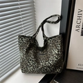 Vintage dunkelgrüne Canvas-Tragetasche mit Leopardenmuster und praktischer Fronttasche - Grün