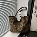 Große Shopper-Tasche mit Leopardenmuster aus Canvas, vielseitig tragbar als Schultertasche - Braun