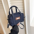 Mini borsa a bauletto in denim blu scuro con inserto in pelle e tracolla argento - Blu