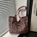 Borsa tote in tela con stampa leopardata rosa, toppa con logo e grande capacità per il lavoro - Rosa