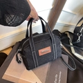 Borsa a tracolla in denim nero con cuciture a contrasto bianche e toppa in pelle marrone - Nero