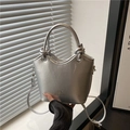 Bolso tipo cubo plateado metalizado con asas anudadas y correa para mujer - Plateado