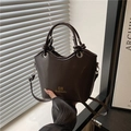 Bolso tipo cubo marrón chocolate con asa anudada y detalles del logotipo dorado - Marrón