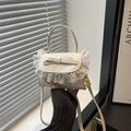 Elegante borsa a tracolla bianca con bordo in pizzo e fiocco decorativo dolce - Bianco