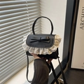 Elegante borsa nera con ricamo in pizzo bianco e un fiocco decorativo raffinato - Nero