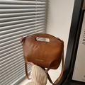 Bolso bandolera de piel sintética marrón con asa de cadena y correa ajustable - Marrón