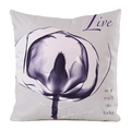 Détail de la taie de coussin en satin blanc avec tulipe violette et texte Live - Style Vivre Fleur Blanc Perle / 45x45cm