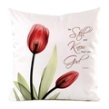 Vierkante kussenhoes met rode tulp en bijbelse tekst uit Psalm 46:10 in wit satijn - Rode Tulp Psalm Stijl