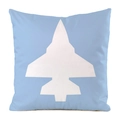 Detalle de la funda de cojín de seda sintética azul con silueta de avión de combate blanco - 45x45 cm / Jet Azul Claro (9)