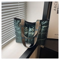 Gewatteerde tote bag in metallic groen met breed handvat en geometrisch patroon, chic design - Groen
