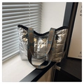 Zilveren gewatteerde puffer-tas met metallic finish en kleurrijke geometrische band - Zilver