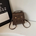 Sac à dos en cuir marron foncé vintage avec boucles dorées et finition texturée rétro - café
