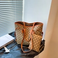 Conjunto de bolso tote moderno con ribete de cuero naranja y patrón geométrico marrón - Marrón