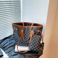 Elegante juego de bolso tote 2 en 1 con diseño geométrico gris y ribete de cuero marrón - Negro