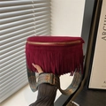 Borsa a tracolla in camoscio bordeaux con frange, tracolla boho e dettagli dorati - Rosso