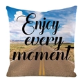 Housse de coussin en soie avec texte Enjoy Every Moment et paysage de route bleue - Profitez de chaque instant (1) / 45x45 cm