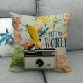 Detalle de funda de cojín de lino con loro vintage y texto de 'See The World' - Estilo Ver El Mundo Loro Colorido y Cámara (4)