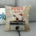 Funda de cojín de lino vintage con cámara de loro y patrón de mapa del mundo - Estilo La Aventura Espera Pájaros y Cámara (2)
