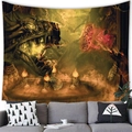 Detalle de un tapiz medieval de dragón colgado sobre un sofá en una decoración de sala moderna - Duelo De Dragones De Lava Mágica (Estilo 8) / 100X70