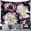 Detail van bloemen wandkleed met paarse pioenrozen hangend boven de bank in de woonkamer - 100x70(Perzikhuid) / Pattern 10