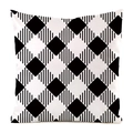 Detailansicht der schwarz-weiß geometrischen Streifenmuster auf seidenartigem Kissenbezug - Geometrisches Gitter und Streifen (14)