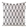 Makrodetail eines Kissenbezugs aus Seidenimitat mit schwarzen geometrischen Rautenmustern - Rauten Verflochtene Linien (7)