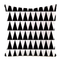 Detail eines modernen weißen Kissenbezugs mit schwarzem geometrischem Dreiecksmuster - Gleichschenkliges Dreiecks-Array (6)